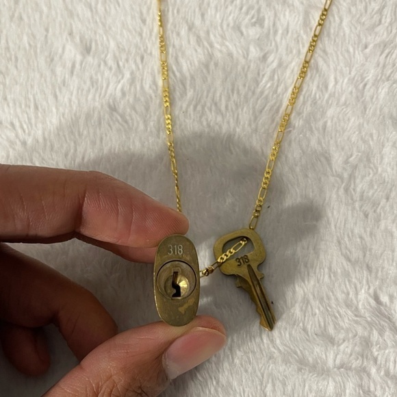 Authentic Louis Vuitton lock on 18kgp chain - Picture 2 of 5